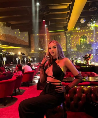 Привет, я креативная и нежная девушка с богатым опытом в интимной сфере 😌💋 Живу и радую мужчин в Москве 🌆 Мои услуги включают все, что ты можешь себе представить: классический секс, оральный, анальный, эротический массаж и многое другое 😏💦 Для меня любовь и страсть – это искусство, в котором каждое движение и прикосновение становятся незабываемыми мгновениями 🌹😉 Мне нравится удовлетворять мужчину и смотреть на его счастливое лицо ☺️💕 У меня есть много положительных отзывов и фото, которые сделают тебя жаждущим провести со мной незабываемое время 😉📸 Забудь о повседневности и окунись в мир наслаждения вместе со мной 🌟✨ Жду тебя, чтобы немного погрузиться в океан наслаждения 🌊😘 Ульяна